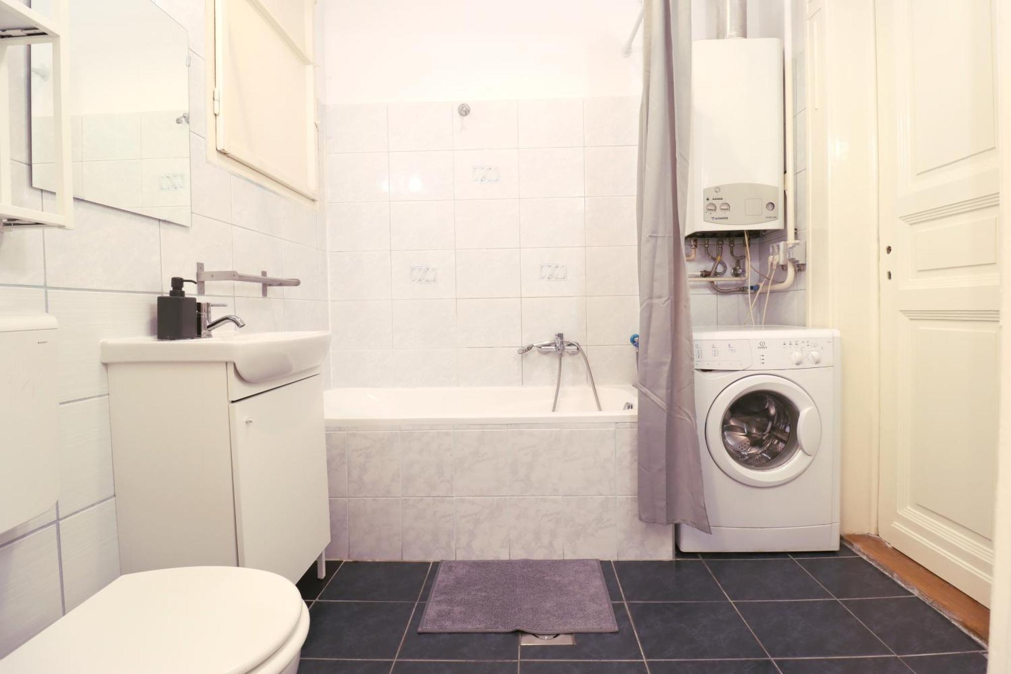 Joseph Boulevard Apartment - 3Bdr, 2Bath, 8Ppl Будапеща Екстериор снимка